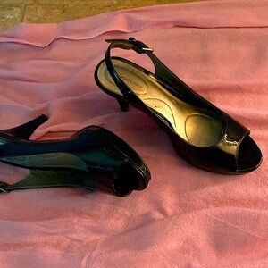 Almost new size 7 patent leather shoes Black